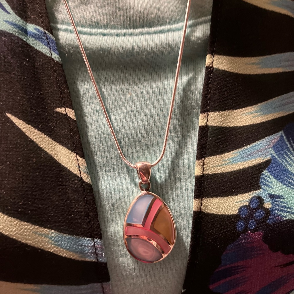 N104 NWT Sterling Mother of Pearl Pendant on Sterling 925 chain